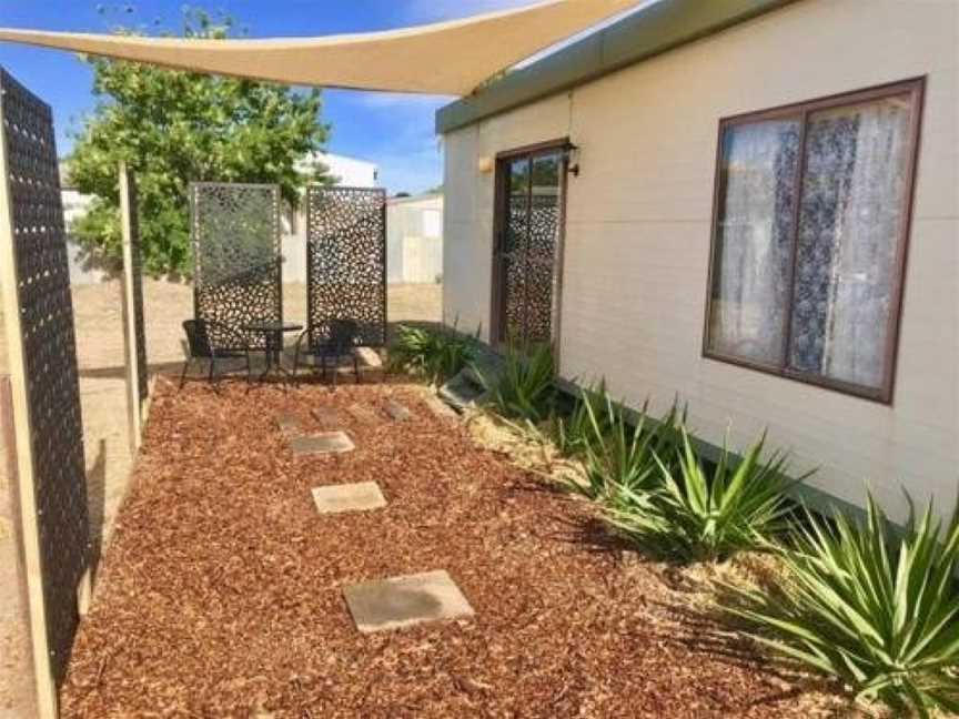 Cute Private Studio Flat with AIRCON!, Hay, NSW