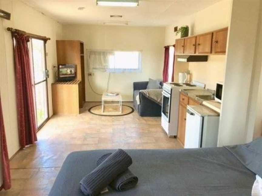 Cute Private Studio Flat with AIRCON!, Hay, NSW