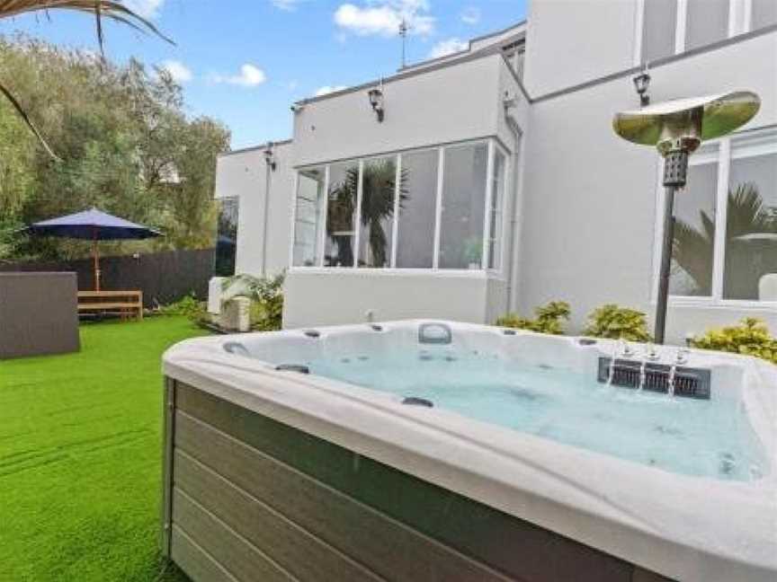 High-end Modern Villa Spa Pool - Harbour Views, Eden Terrace, New Zealand