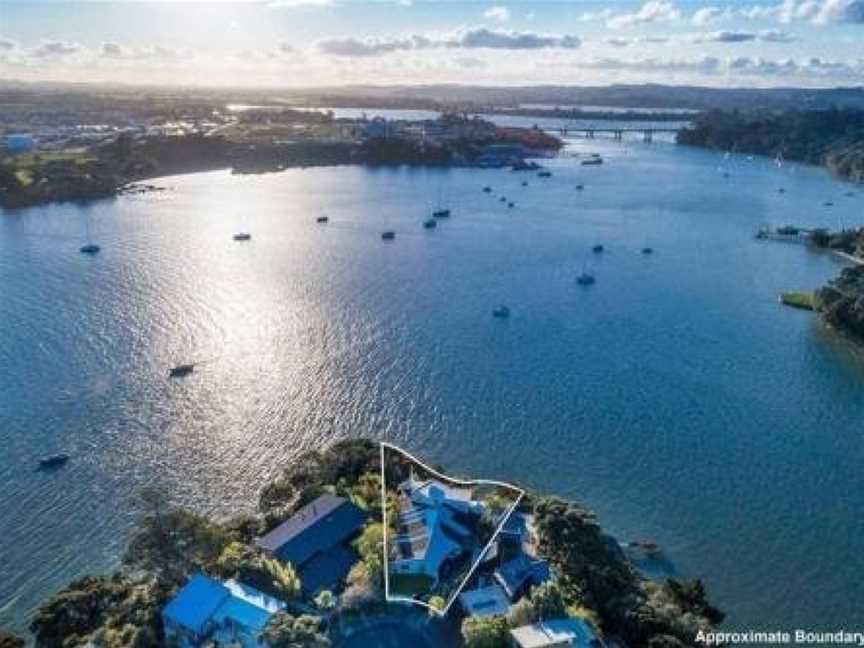 Absolutely unique waterfront experience, Beach Haven, New Zealand