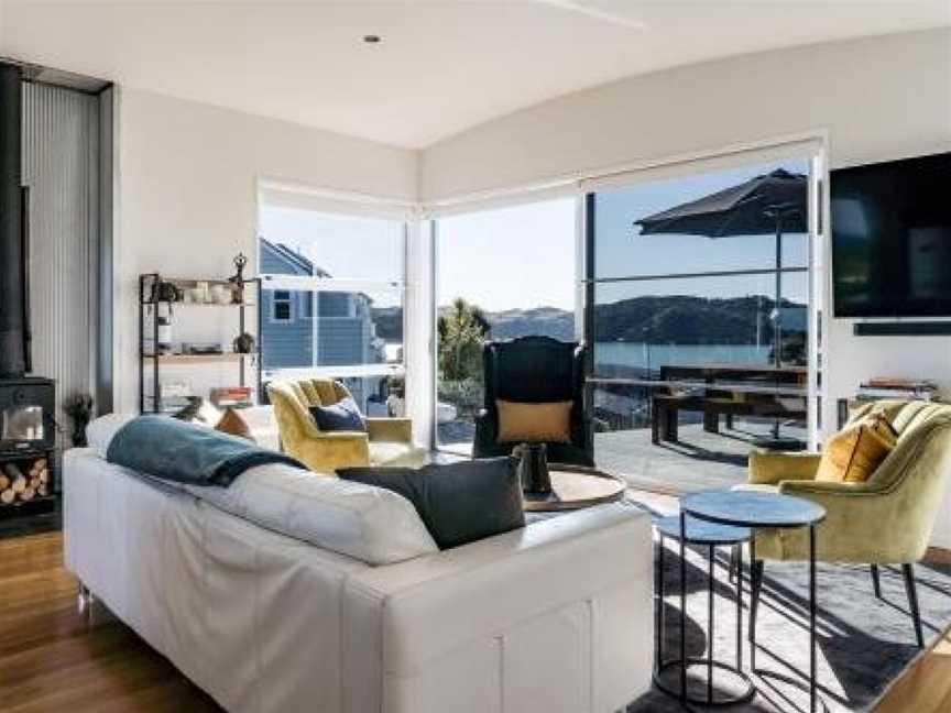 Sleek, stylish, 4 bed w/sensational views & spa pool, Raglan, New Zealand