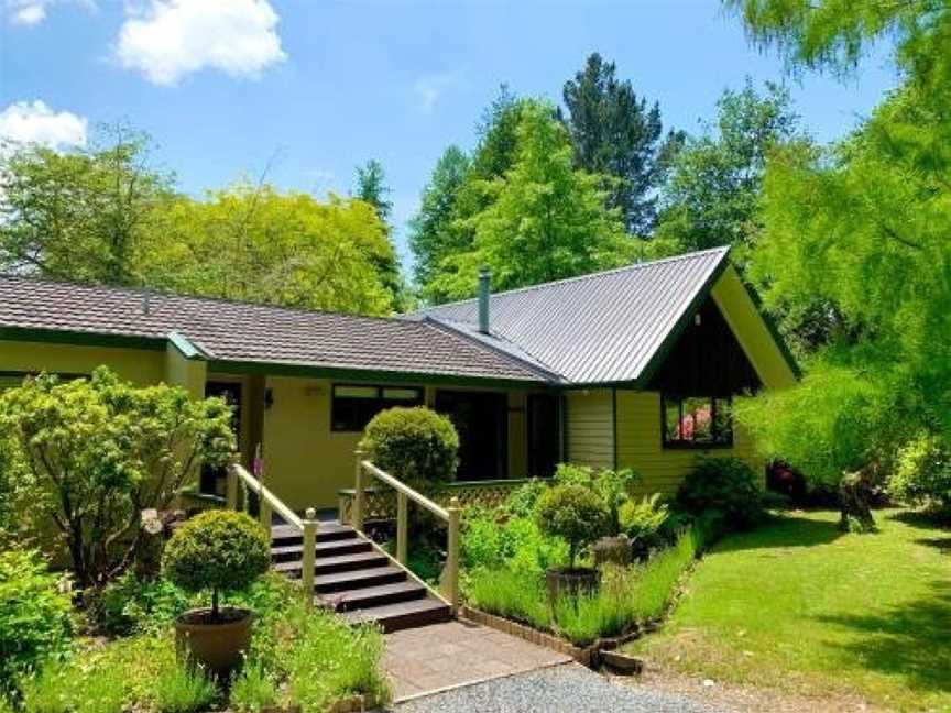 River Road Spa Lodge - Broadlands Forest Holiday Home, Wairakei, New Zealand