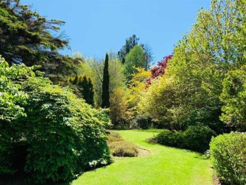 River Road Spa Lodge - Broadlands Forest Holiday Home, Wairakei, New Zealand
