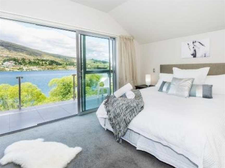 Lakeside Luxury with Spa, Argyle Hill, New Zealand