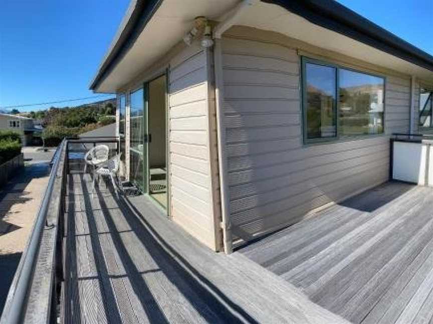 Cosy Apartment with Lake View, Wanaka, New Zealand