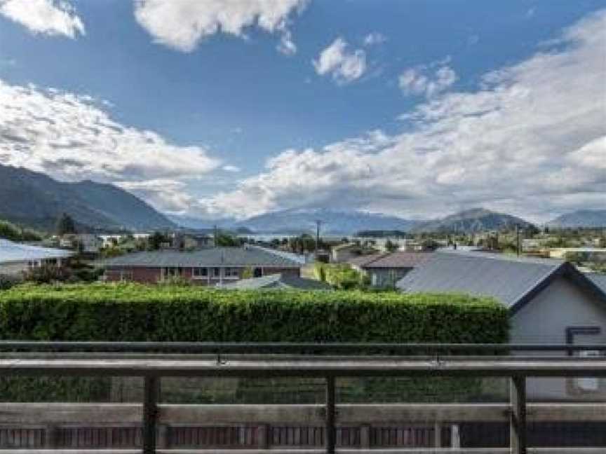 Cosy Apartment with Lake View, Wanaka, New Zealand