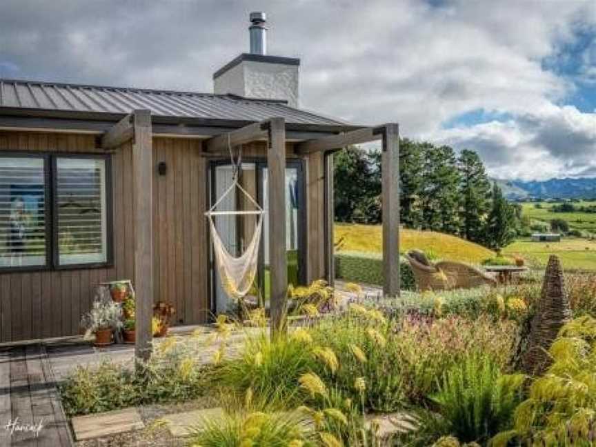 Luxury cottage with stunning vineyard views, Hawkesbury, New Zealand