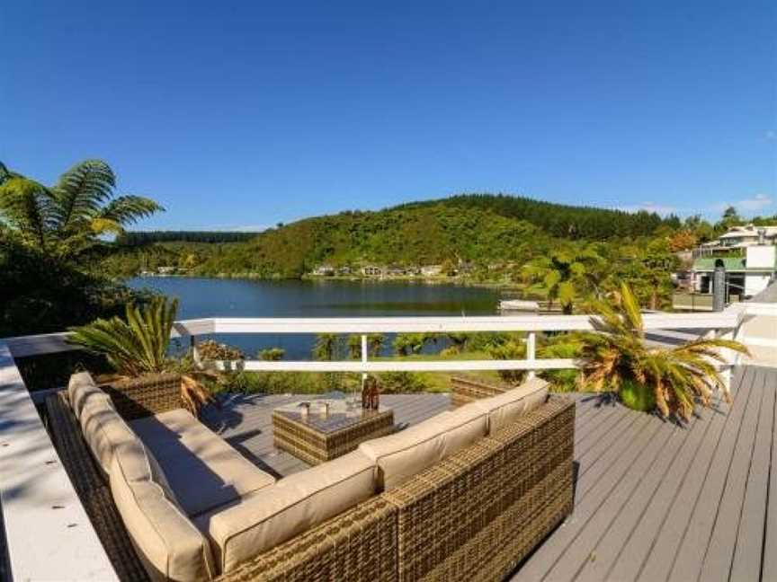 Mourea Lakefront Magic - Lake Rotoiti Holiday Home, Mourea, New Zealand