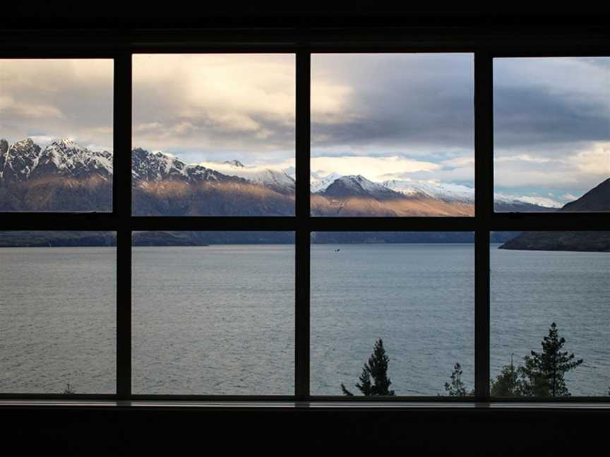 Rent Your Dream 5 Star Villa Overlooking the beautiful Lake Wakatipu in Queenstown, Villa Queenstown, Argyle Hill, New Zealand