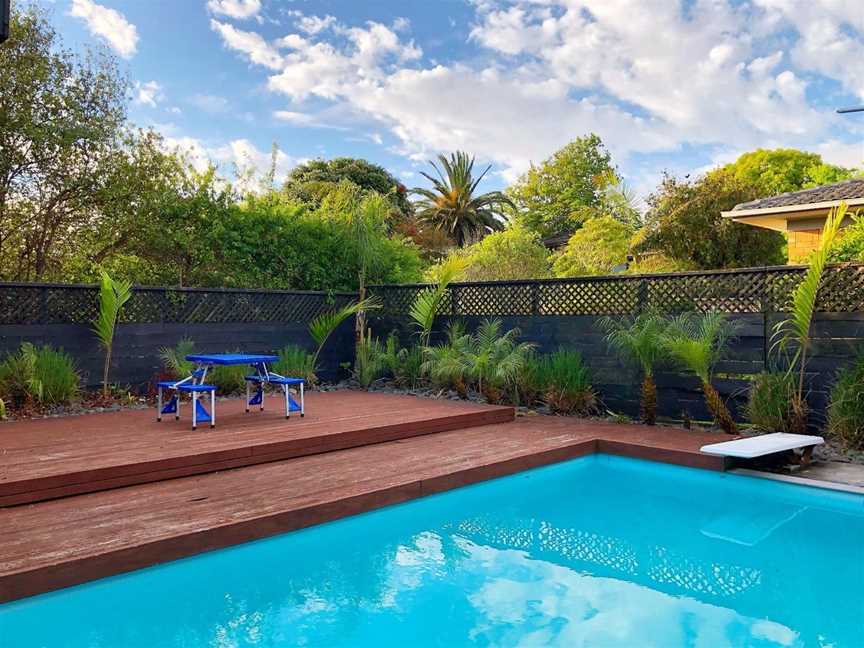 Swimming Pool Mixed-6-bed Backpacker-304, Castor Bay, New Zealand