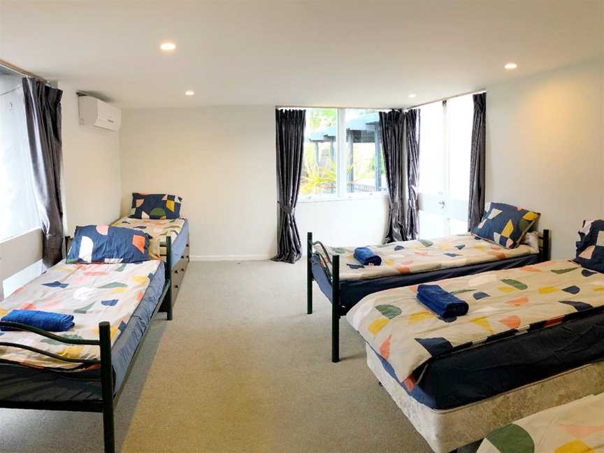 Swimming Pool Mixed-6-bed Backpacker-304, Castor Bay, New Zealand