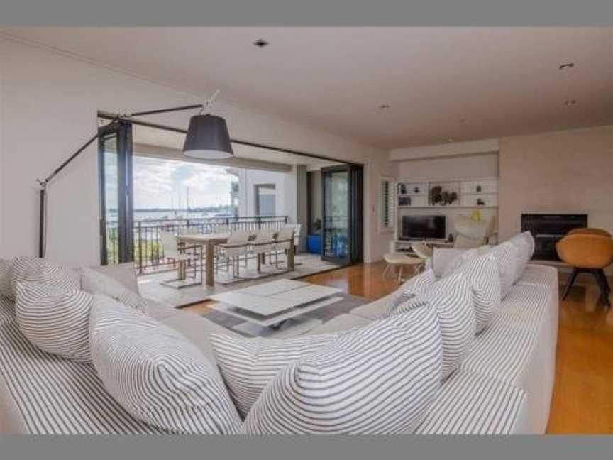 Spacious Apt w/Harbour View, Free Parking & Pool!, Eden Terrace, New Zealand