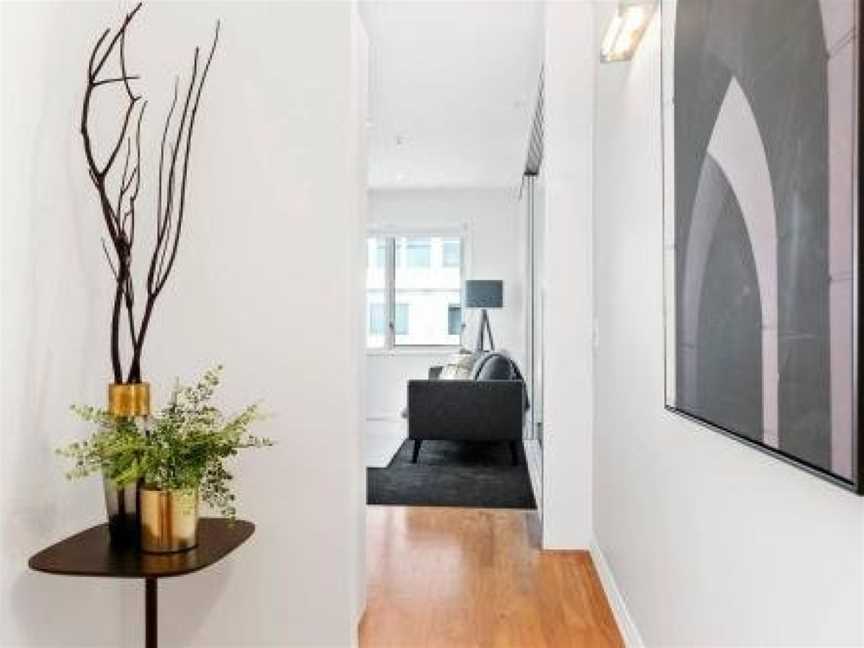 Sunny comfort with stylish interiors and free carpark, Eden Terrace, New Zealand