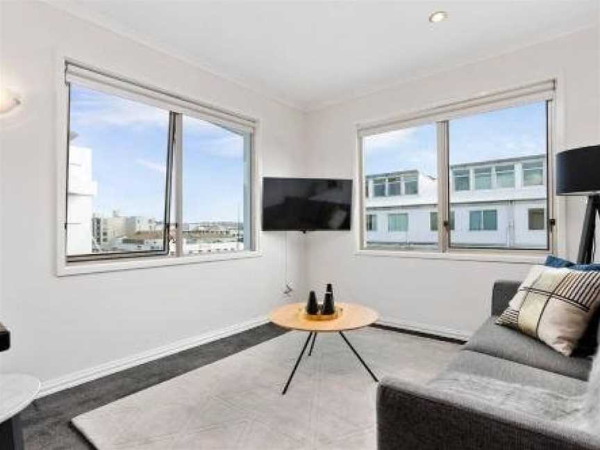 Sunny comfort with stylish interiors and free carpark, Eden Terrace, New Zealand