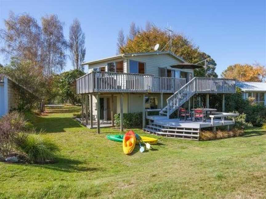 Absolute Waterfront with WiFi - Five Mile Bay Holiday Home, Waitahanui, New Zealand