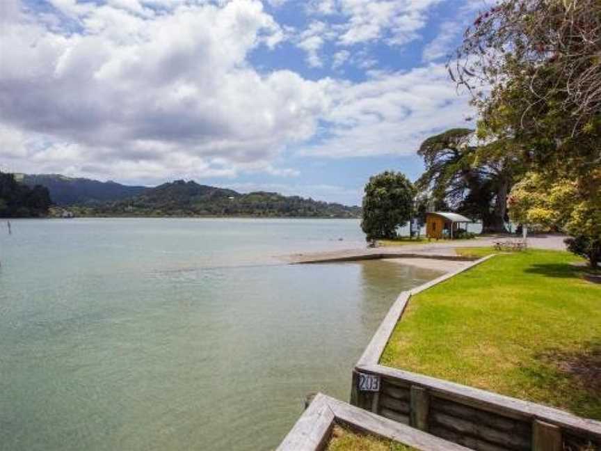 On Point - Point Wells Holiday Home, Matakana, New Zealand