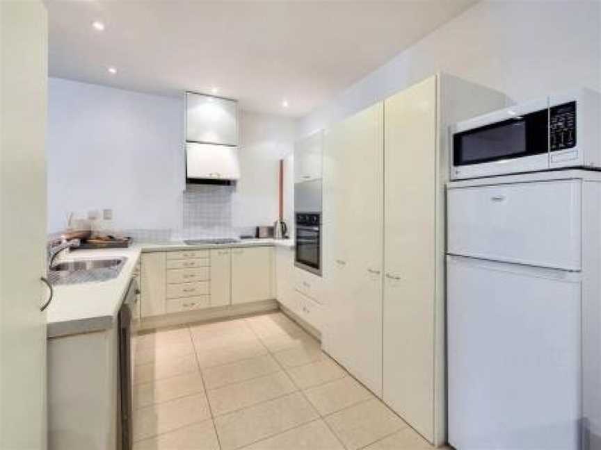 Spacious 2 Bedroom Newmarket Apartment with Carpark, Eden Terrace, New Zealand