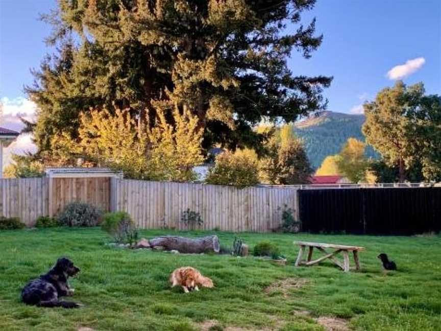 Parkside Holiday Home - Fully Fenced Garden, Lake Tekapo, New Zealand