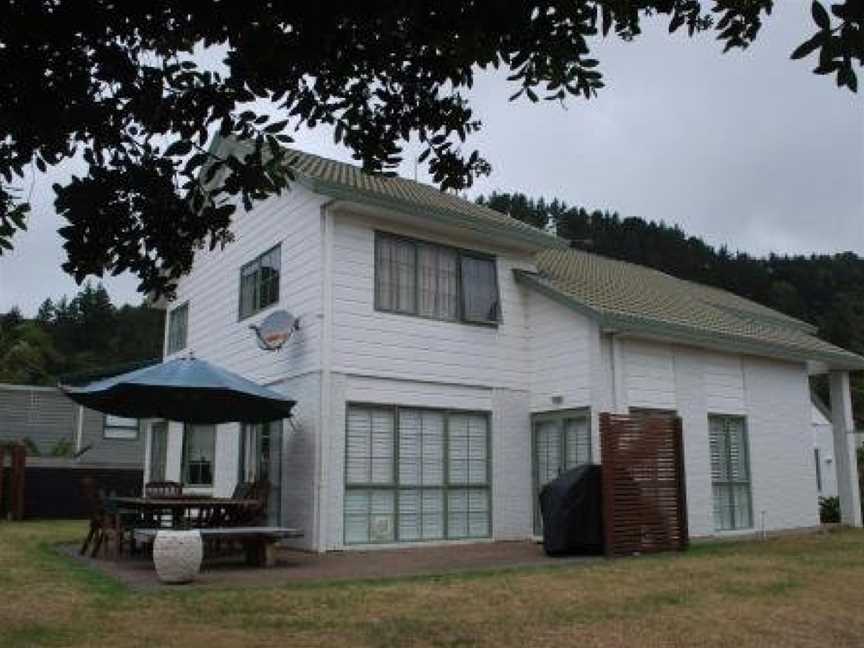 Kiwi Kuta with direct beach access - Matarangi Holiday Home, Matarangi, New Zealand