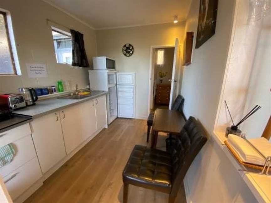 Budget but Handy Self-contained Unit, Campbells Bay, New Zealand