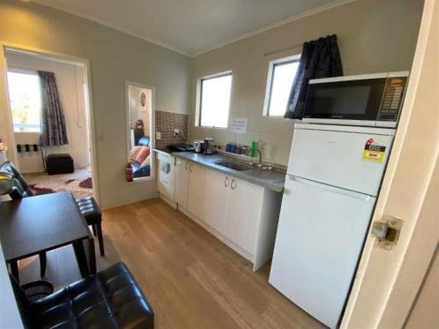 Budget but Handy Self-contained Unit, Campbells Bay, New Zealand