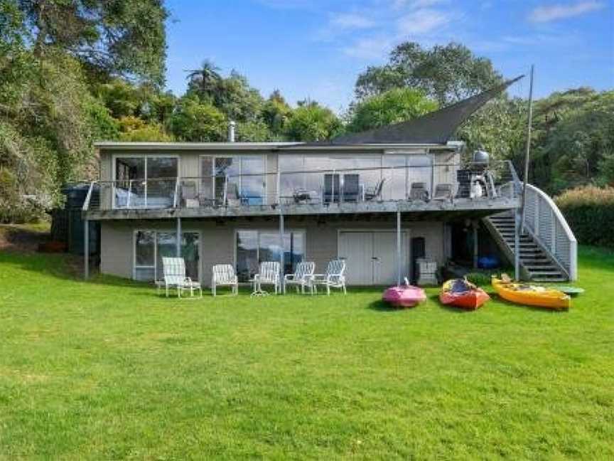 Onepoto Bay Lakehouse - Lake Rotoiti Holiday Home, Mourea, New Zealand