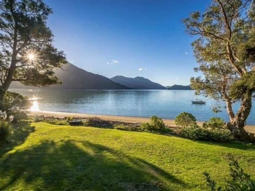 Sounds Magic - Moetapu Bay Bach, New Zealand