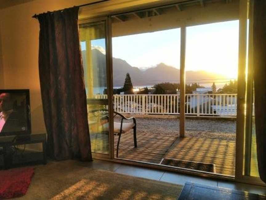 5 mins walk to town, Lakeview,4bedrms-Central Lakeview Apartment A, Argyle Hill, New Zealand