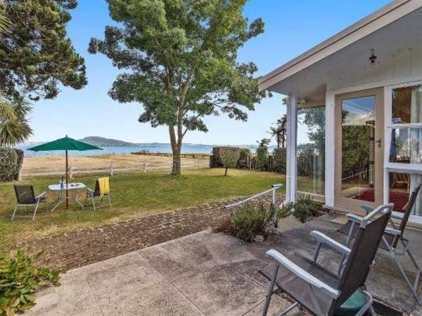 Lake Shores Cottage - Hannahs Bay Holiday Home, Mourea, New Zealand