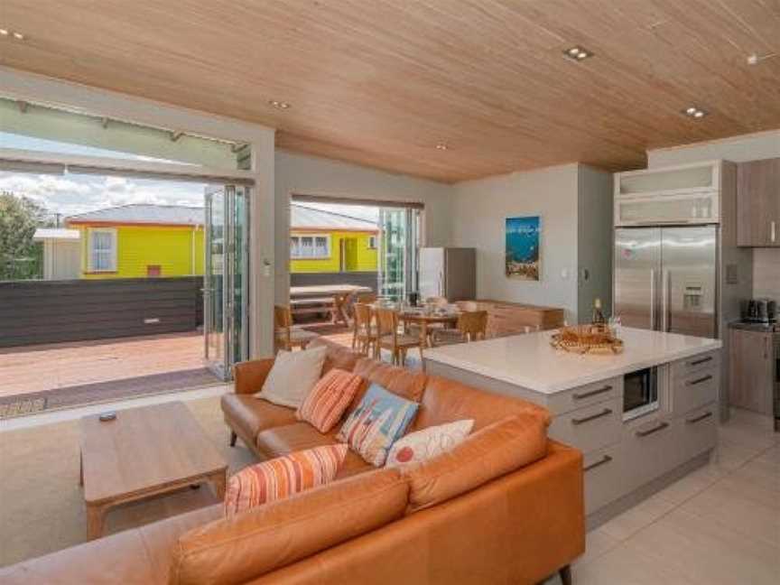 Castaway Bach - Whangamata Holiday Home, Whangamata, New Zealand