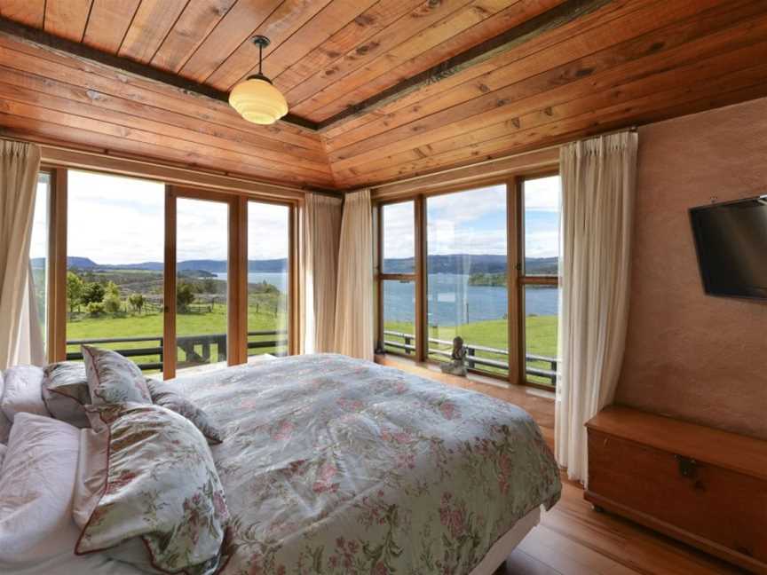 Lakefront Holiday Home, Mourea, New Zealand