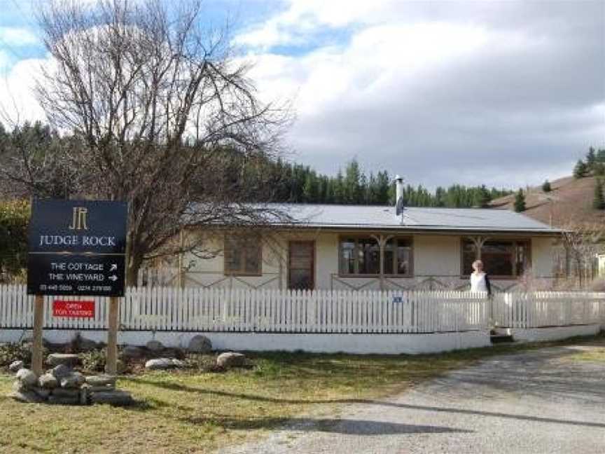 Judge Rock Exclusive Vineyard Cottage Accommodation, Alexandra, New Zealand