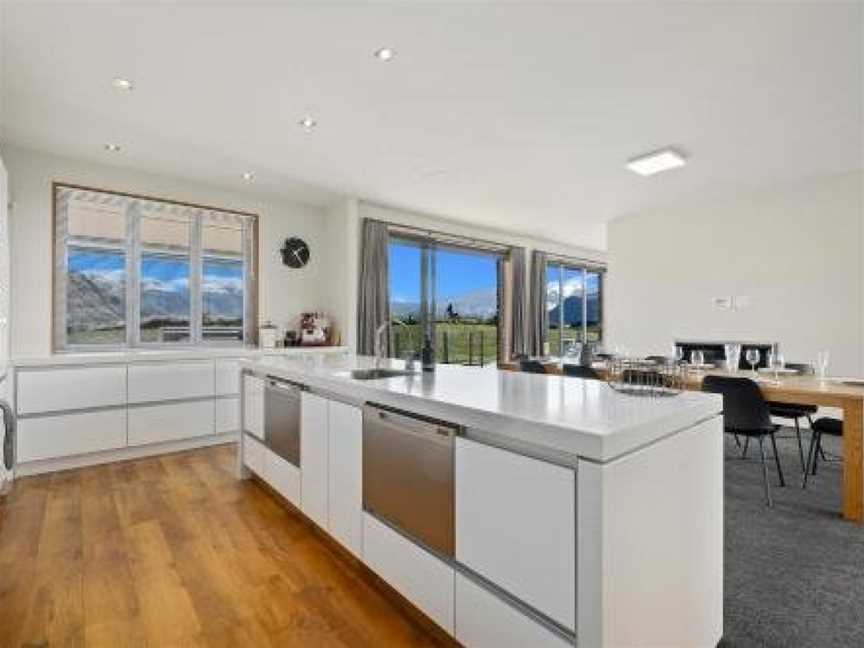 Infinity Views - Modern Wanaka Holiday Home, Wanaka, New Zealand