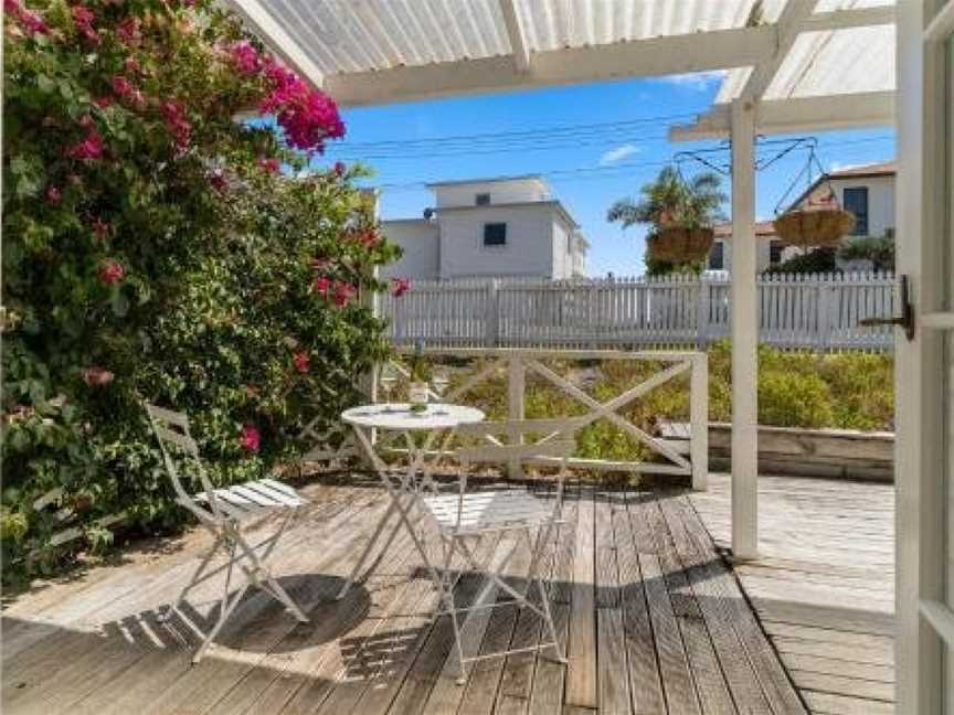 Beachcomber Bungalow - Papamoa Beach Holiday Home, Papamoa, New Zealand