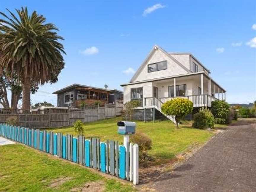 A Wave From It All - Waihi Beach Holiday Home, Waihi Beach, New Zealand