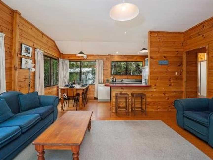 Puka Lodge (Rear dwelling) - Pukawa Bay Holiday Home, Kuratau, New Zealand