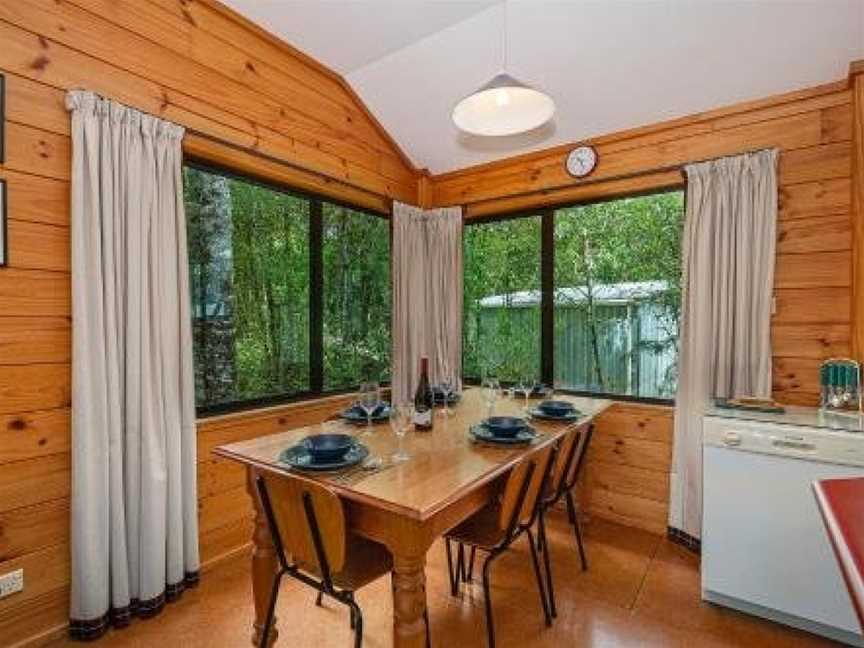 Puka Lodge (Rear dwelling) - Pukawa Bay Holiday Home, Kuratau, New Zealand