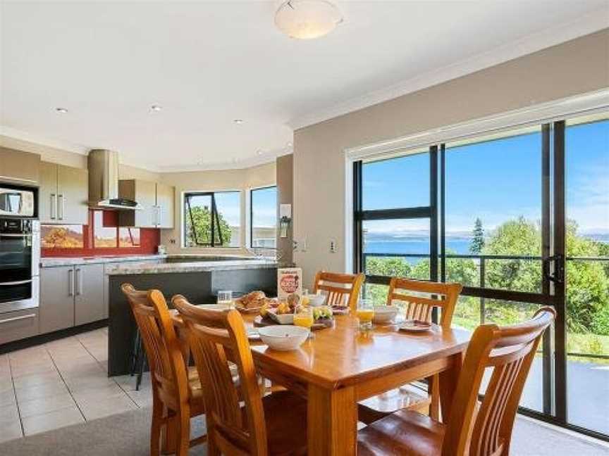 Acacia Bay Getaway - Lake Taupo Holiday Home, Taupo, New Zealand