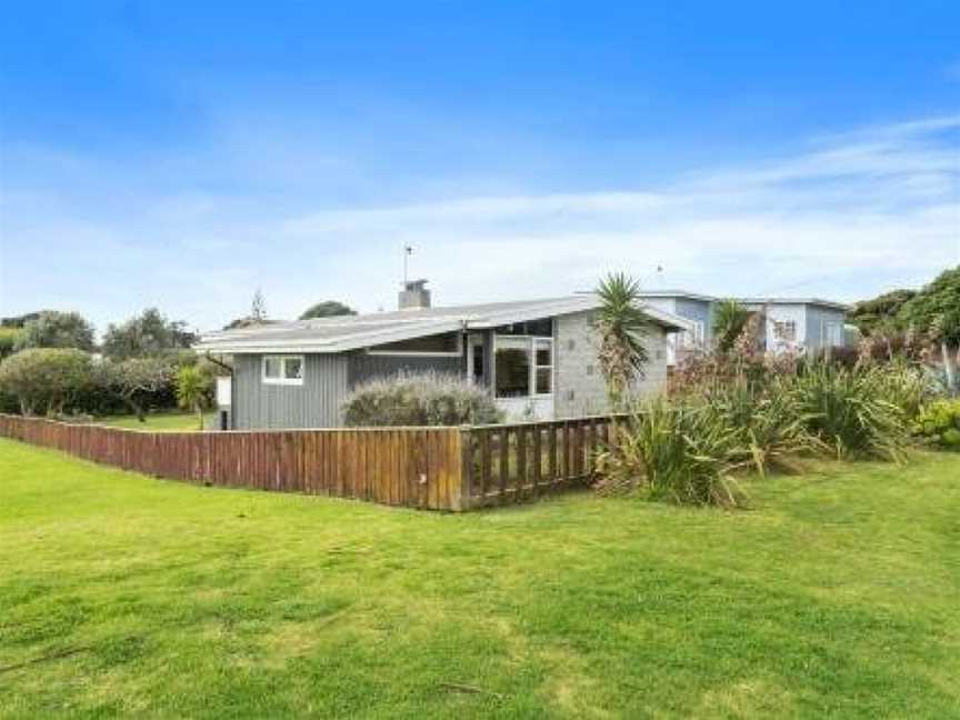 Queenie - Waikanae Beach Holiday Home, Paraparaumu, New Zealand