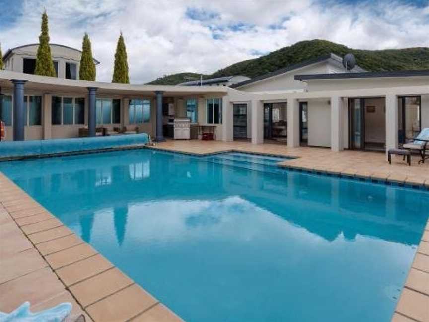 Poolside Retreat - Picton Holiday House Waikawa, Picton, New Zealand