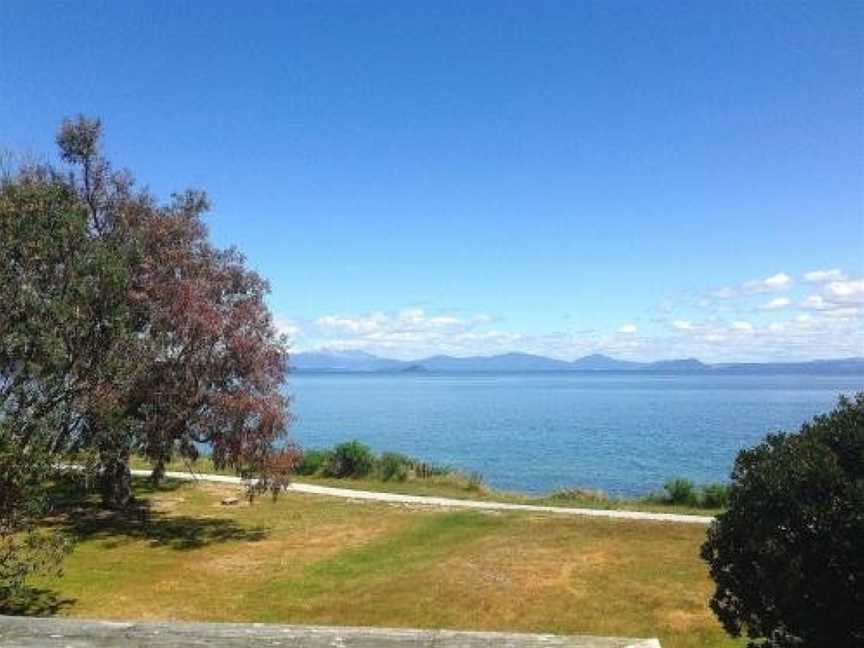 Relax Lakeside - Five Mile Bay Holiday Home, Waitahanui, New Zealand