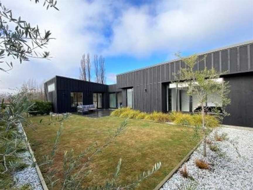 Modern Fully Fenced Stackbrae Holiday Home, Wanaka, New Zealand