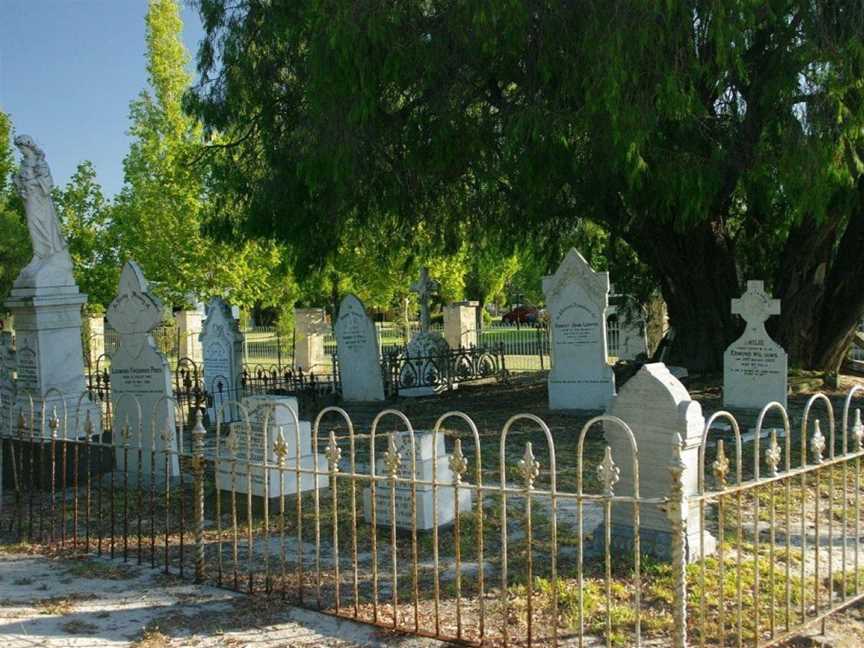 Busselton Pioneer Cemetery, Attractions in Yalyalup