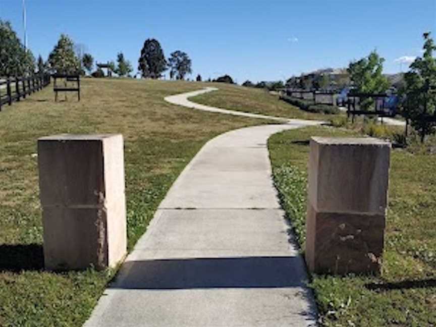 Liz Kernohan Monument, Attractions in Elderslie