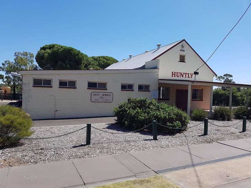 Huntly Memorial Hall, Tourist attractions in Huntly