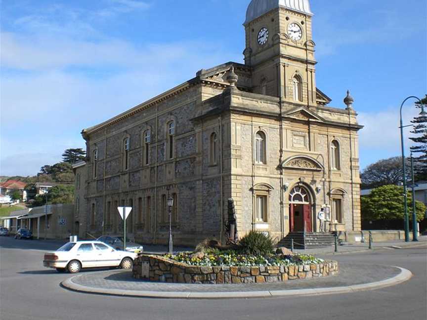 Albany Town Hall, Attractions in Albany