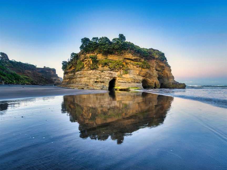 Elephant Rock (Hole in the Rock), New Plymouth, New Zealand