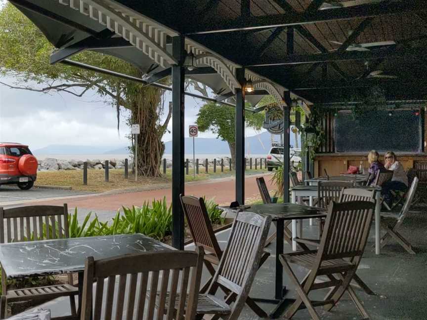 O'Sheas Restaurant, Machans Beach, QLD