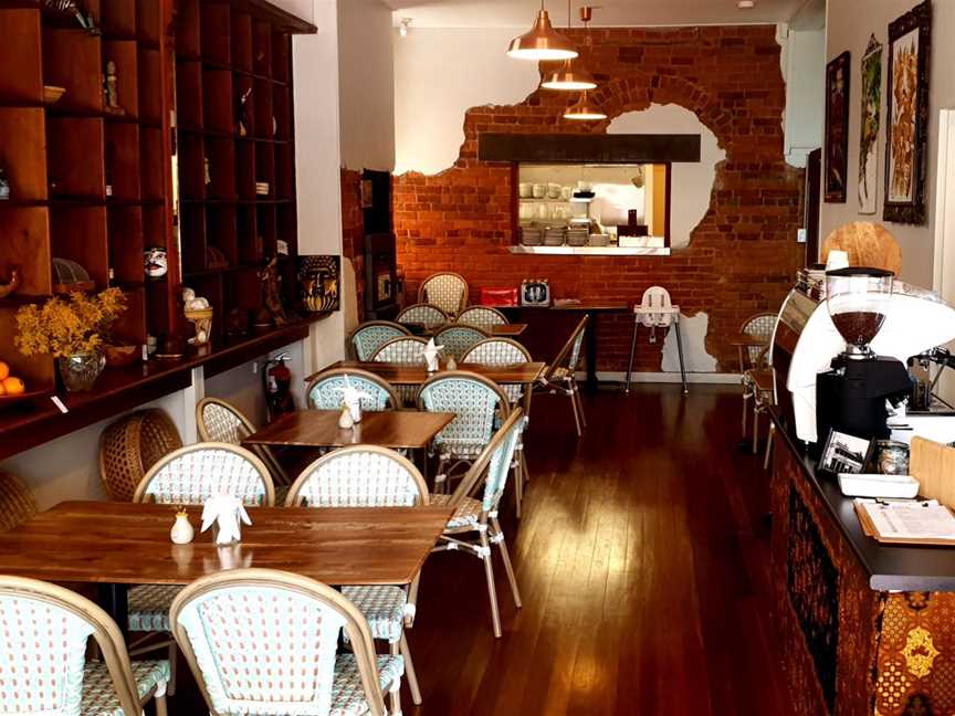 Our restaurant is an warm and inviting space of timber and Indonesian decor