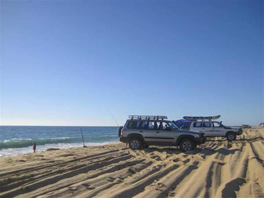 4WD and beach fishing on Whitehills Beach, only 15 minutes from Mandurah